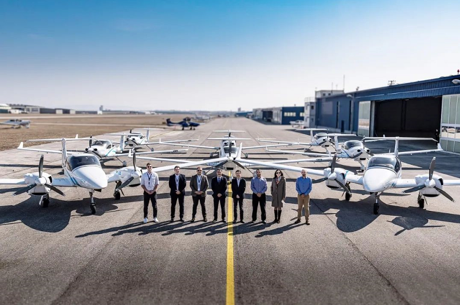 萬(wàn)豐鉆石飛機向阿曼航空學(xué)院交付8架訓練機