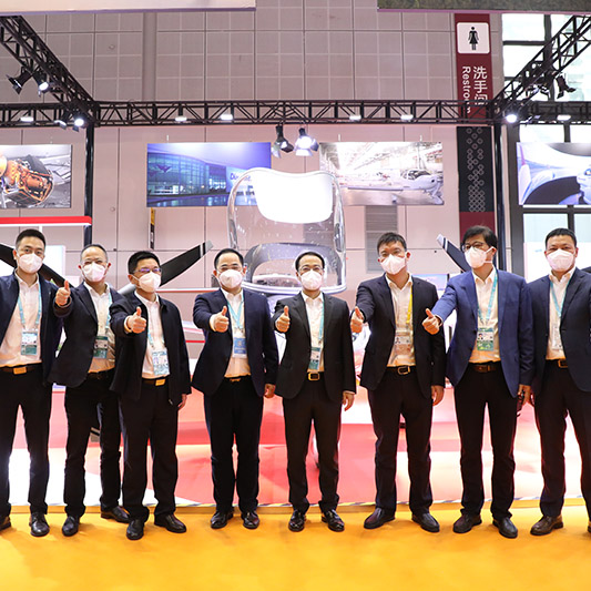 紹興市副市長(cháng)魯霞光一行參觀(guān)進(jìn)博會(huì )萬(wàn)豐展位